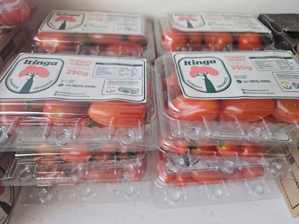 Embalagens de tomate grape orgânico da Itinga Alimentos Orgânicos.